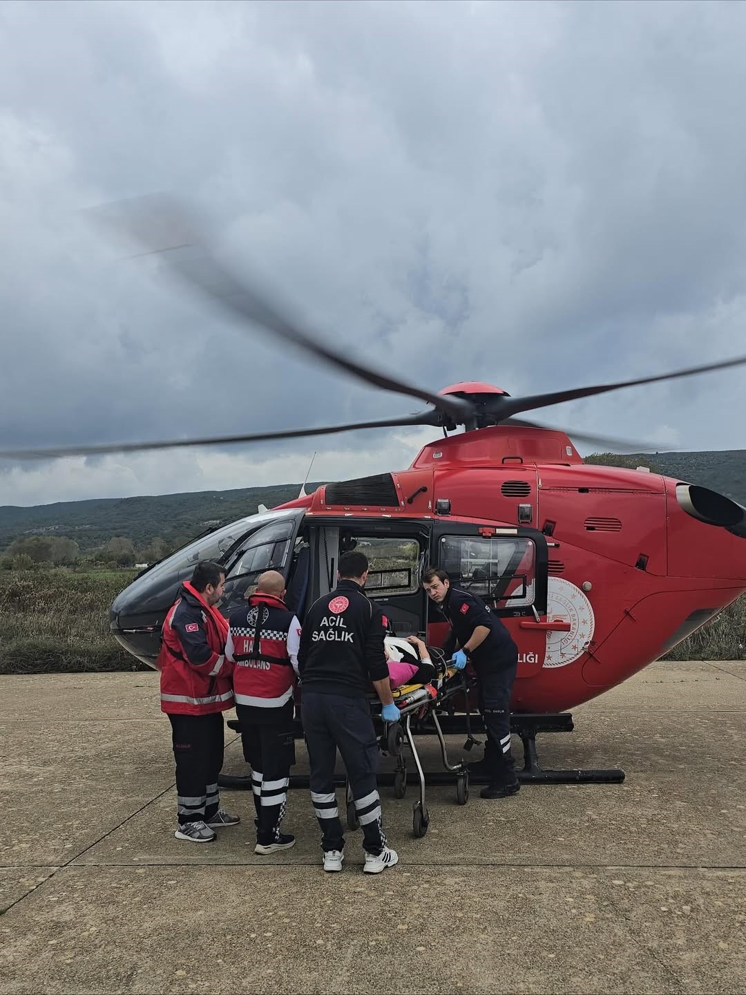 gokceadada rahatsizlanan iki hasta helikopter ambulansla canakkaleye sevk edildi 3 hyUD34t5