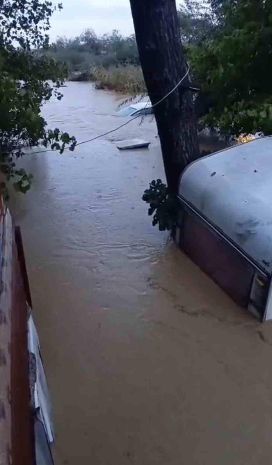 Gökçeada’da sel; bazı iş yerleri ve evler sular altında kaldı toprak kayması yolları kapattı 8 gokceadada sel bazi is yerleri ve evler sular altinda kaldi toprak kaymasi yollari kapatti 9PDvvOWe