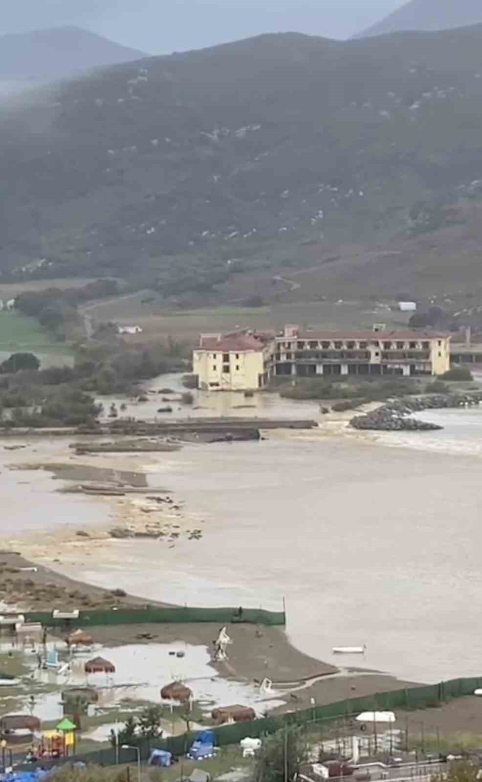 Gökçeada’da sel; bazı iş yerleri ve evler sular altında kaldı toprak kayması yolları kapattı 7 gokceadada sel bazi is yerleri ve evler sular altinda kaldi toprak kaymasi yollari kapatti aqHBjuiT