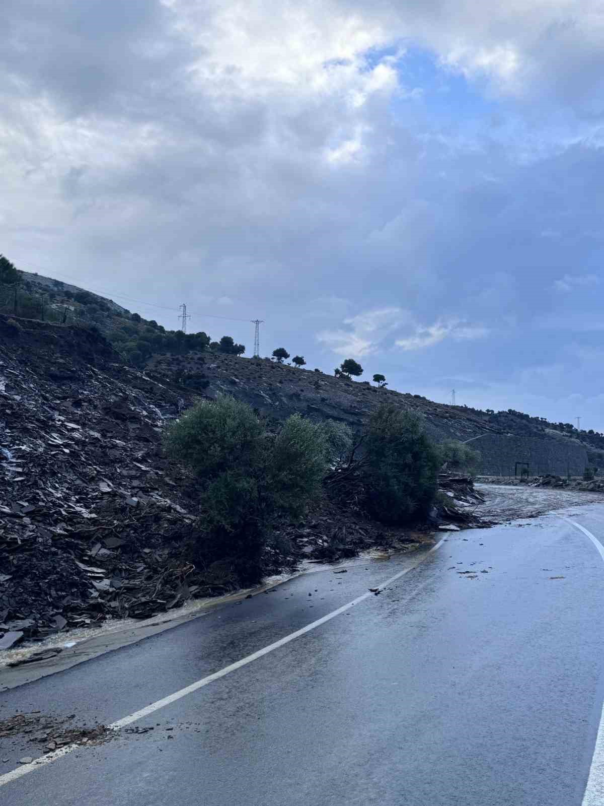 Gökçeada’da sel; bazı iş yerleri ve evler sular altında kaldı toprak kayması yolları kapattı 5 gokceadada sel bazi is yerleri ve evler sular altinda kaldi toprak kaymasi yollari kapatti jVyfsFy4