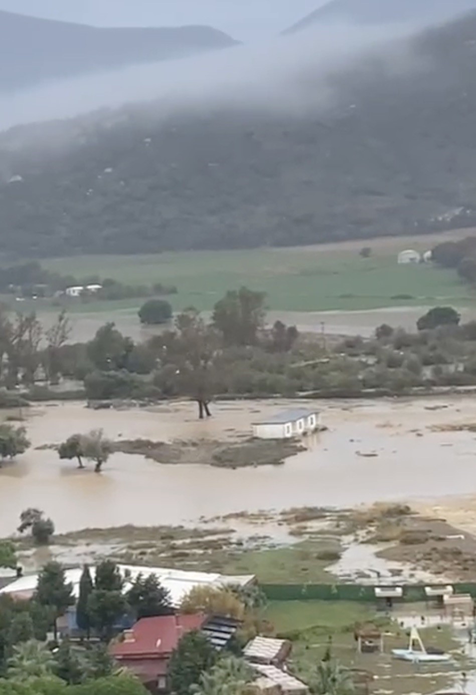 Gökçeada’da sel; bazı iş yerleri ve evler sular altında kaldı toprak kayması yolları kapattı 6 gokceadada sel bazi is yerleri ve evler sular altinda kaldi toprak kaymasi yollari kapatti