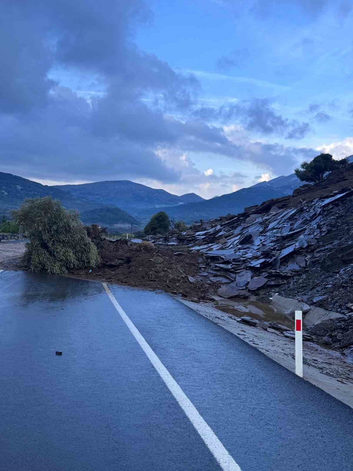 Gökçeada’da sel; bazı iş yerleri ve evler sular altında kaldı toprak kayması yolları kapattı 4 gokceadada sel bazi is yerleri ve evler sular altinda kaldi toprak kaymasi yollari kapatti uVCNsASG