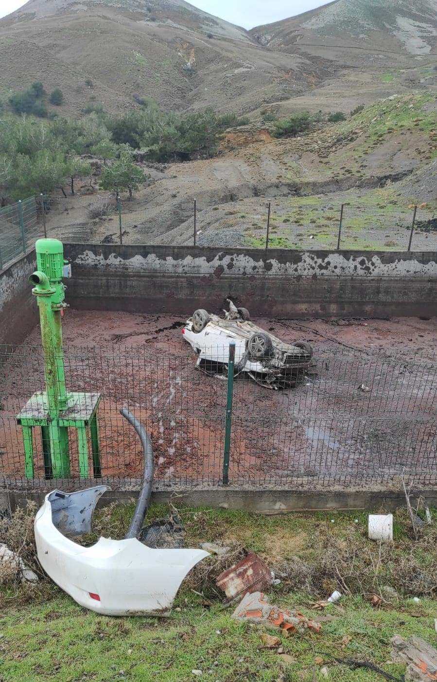 gokceadada yoldan cikan otomobil fabrikanin bahcesine uctu 4 yarali 1
