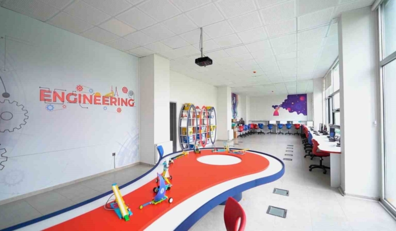 gokkusagi-kolejinden-24-kasim-mesaji-ogretmenler-egitimde-mukemmellik-yolculugumuzun-oncu-liderleridir-YUVsuaER.jpg