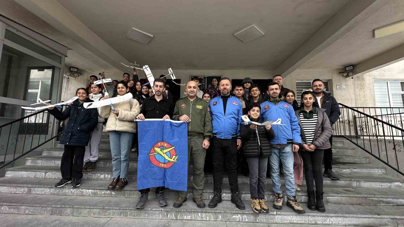 gokyuzu meraklilari model ucakla bulustu 16 ll1EusR7