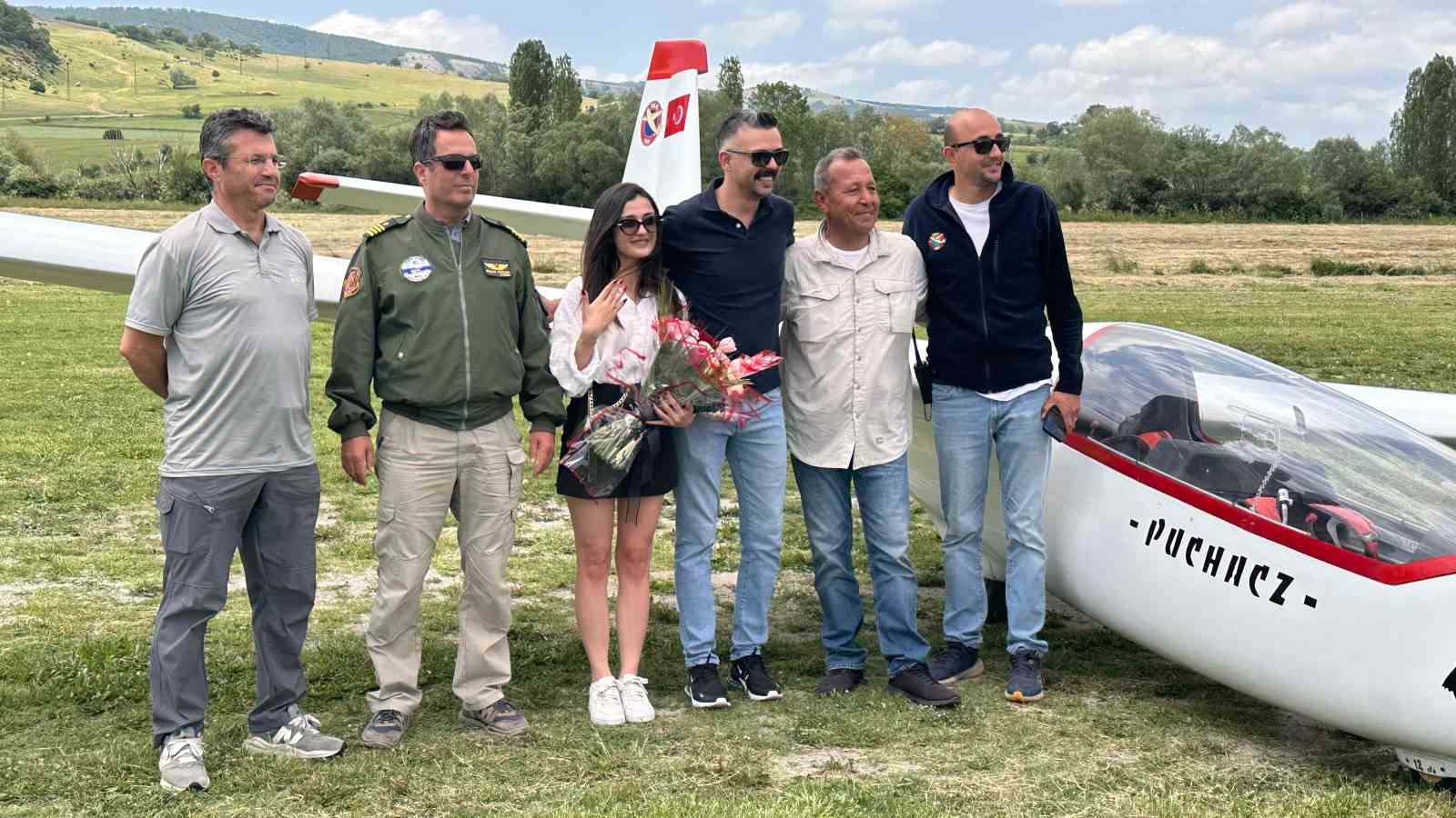 gokyuzunde telsizle evlilik teklifi planorler yan yana geldi o anlar nefes kesti 0 uR8lpQHt