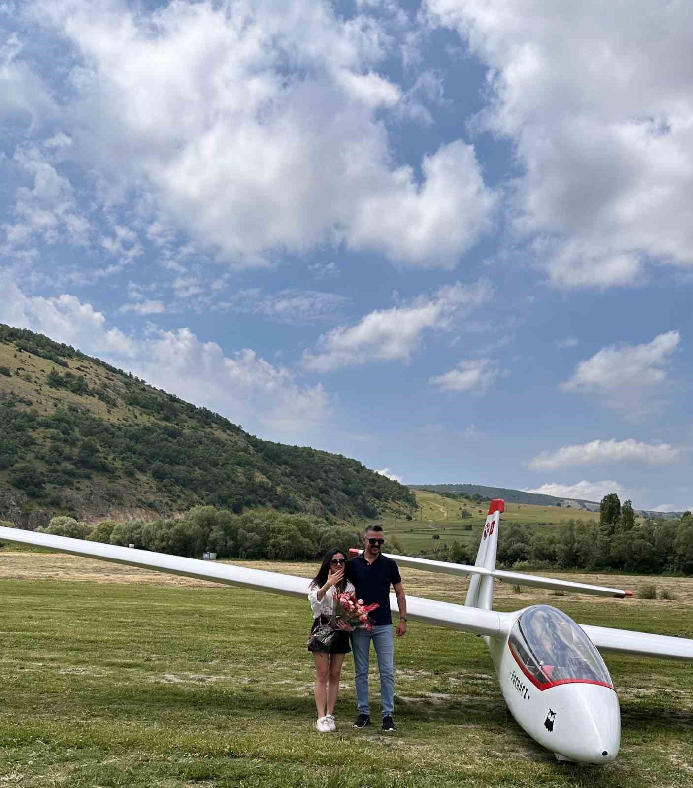 gokyuzunde telsizle evlilik teklifi planorler yan yana geldi o anlar nefes kesti 7 52GgyA2W