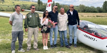 gokyuzunde-telsizle-evlilik-teklifi-planorler-yan-yana-geldi-o-anlar-nefes-kesti-cyvIvftk.jpg