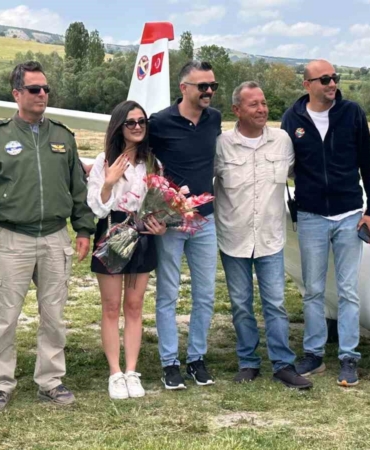 gokyuzunde-telsizle-evlilik-teklifi-planorler-yan-yana-geldi-o-anlar-nefes-kesti-cyvIvftk.jpg