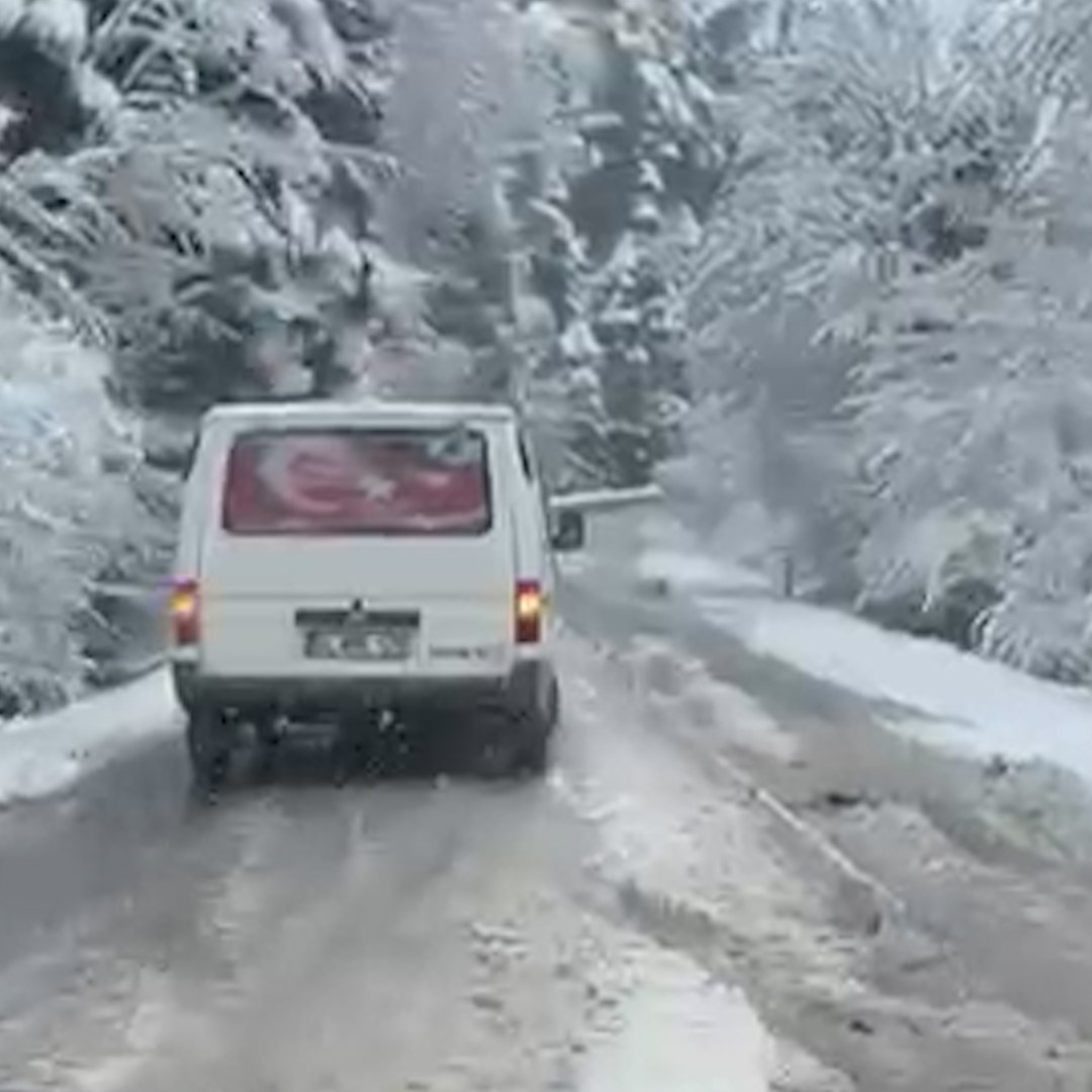 golcuk yolunda kar surprizi kar lastigi olmayan arac yolda kaldi 0 ilS6VEF4