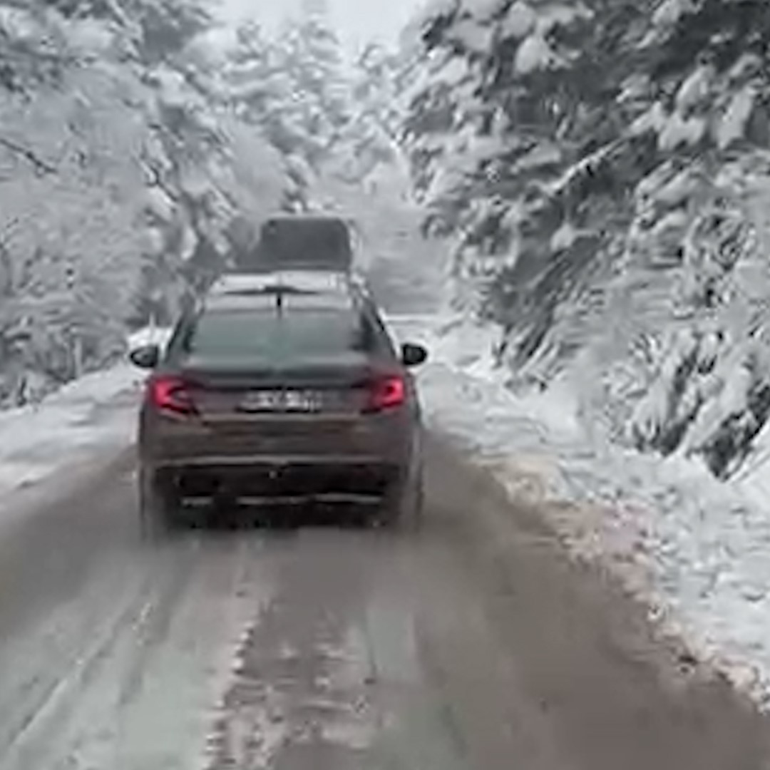 golcuk yolunda kar surprizi kar lastigi olmayan arac yolda kaldi 1 7Dl8efuy