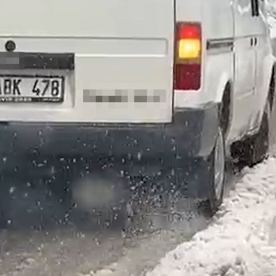 golcuk yolunda kar surprizi kar lastigi olmayan arac yolda kaldi 2