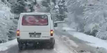 golcuk-yolunda-kar-surprizi-kar-lastigi-olmayan-arac-yolda-kaldi-rh18hjOZ.jpg