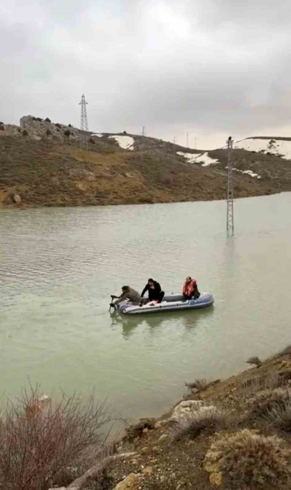 gole donen yayla yolundan botla gecip koylerine gittiler 1 BpUR6dMh