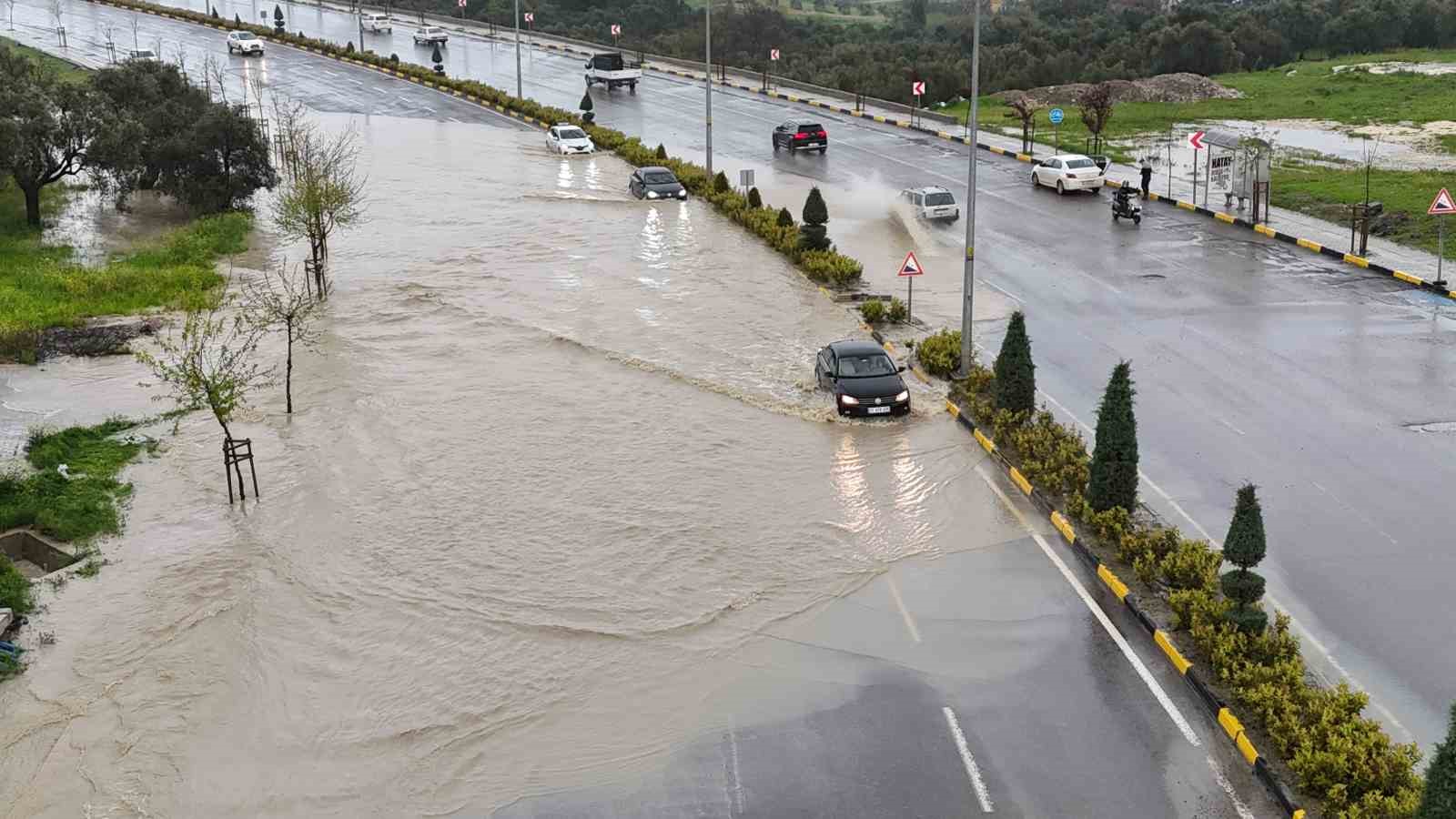 gole donen yolda araclarin zorlu ilerleyisi havadan goruntulendi 1 87rOO6ez