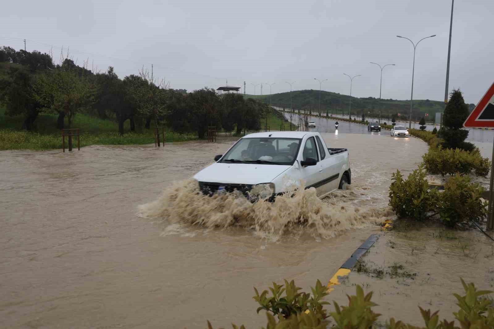 gole donen yolda araclarin zorlu ilerleyisi havadan goruntulendi 2 9w5mvBLF