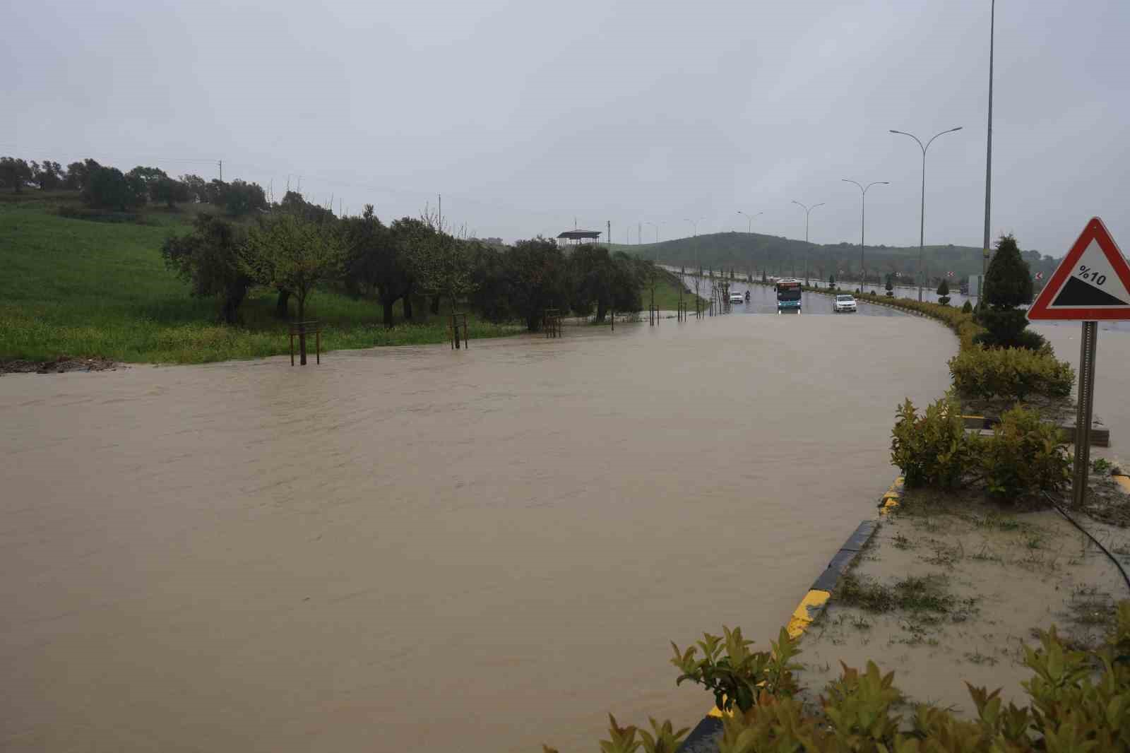 gole donen yolda araclarin zorlu ilerleyisi havadan goruntulendi 3 cgjzVBjp