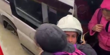 gole-donen-yolda-mahsur-kalarak-korku-dolu-anlar-yasayan-servisteki-ogrencileri-itfaiye-kurtardi-bX3yfXJv.jpg