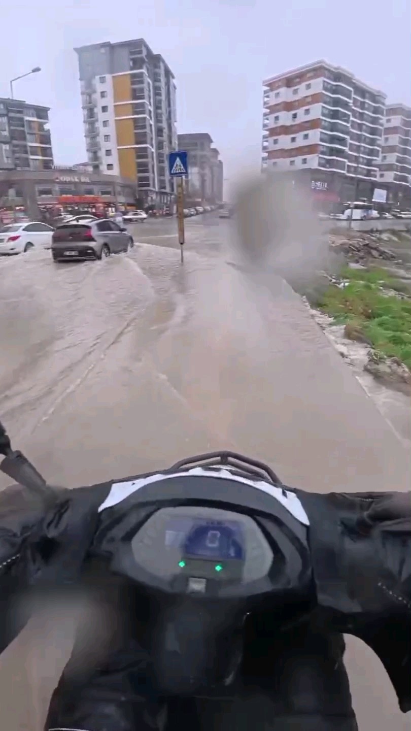 gole donen yollarda direksiyon basindaki motokurye yasadiklarini kayda aldi 0 7k69w4hN