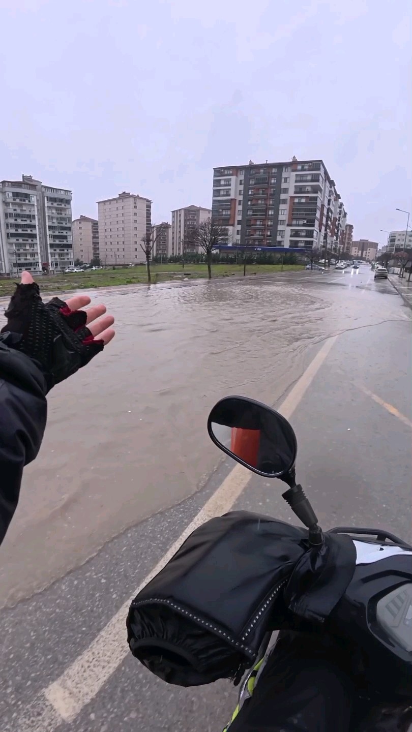 gole donen yollarda direksiyon basindaki motokurye yasadiklarini kayda aldi 1 aMBmGkfg