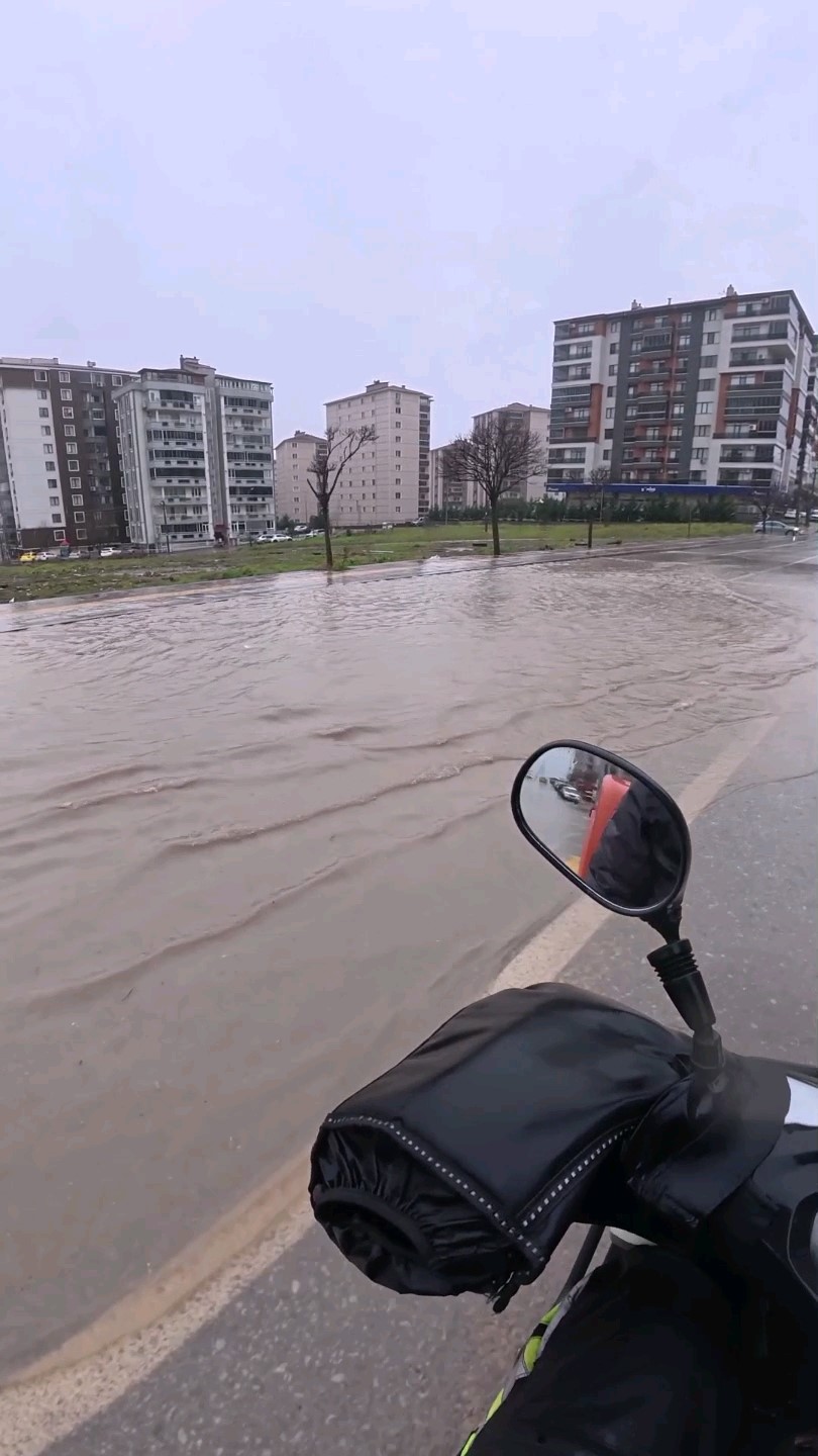 gole donen yollarda direksiyon basindaki motokurye yasadiklarini kayda aldi 2 1Vg5h8C2