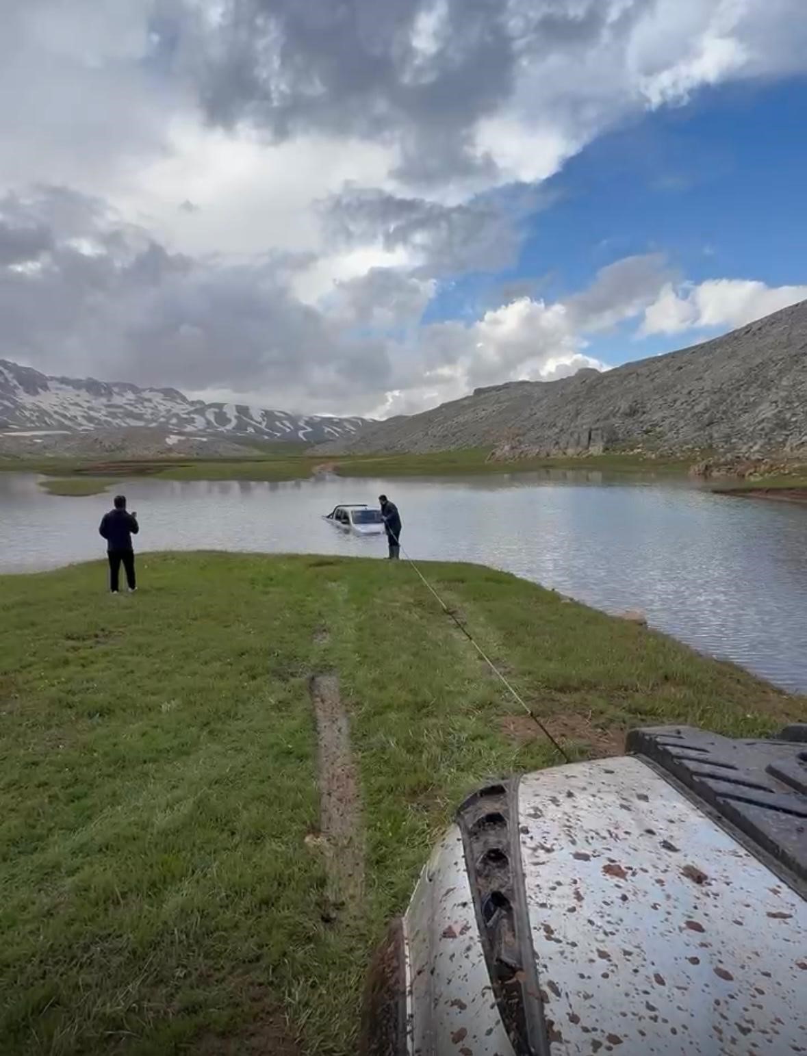 goletten gecmek isterken araciyla mahsur kaldi yardimina arkadaslari yetisti 1 3YasGcvS