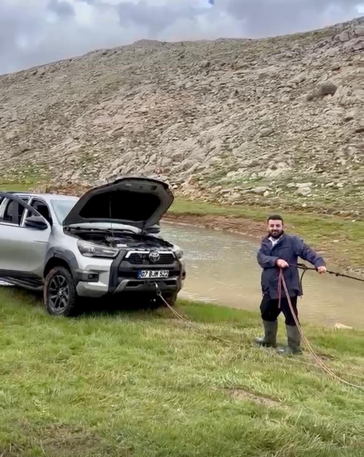 goletten gecmek isterken araciyla mahsur kaldi yardimina arkadaslari yetisti 8 IpQWnRNG