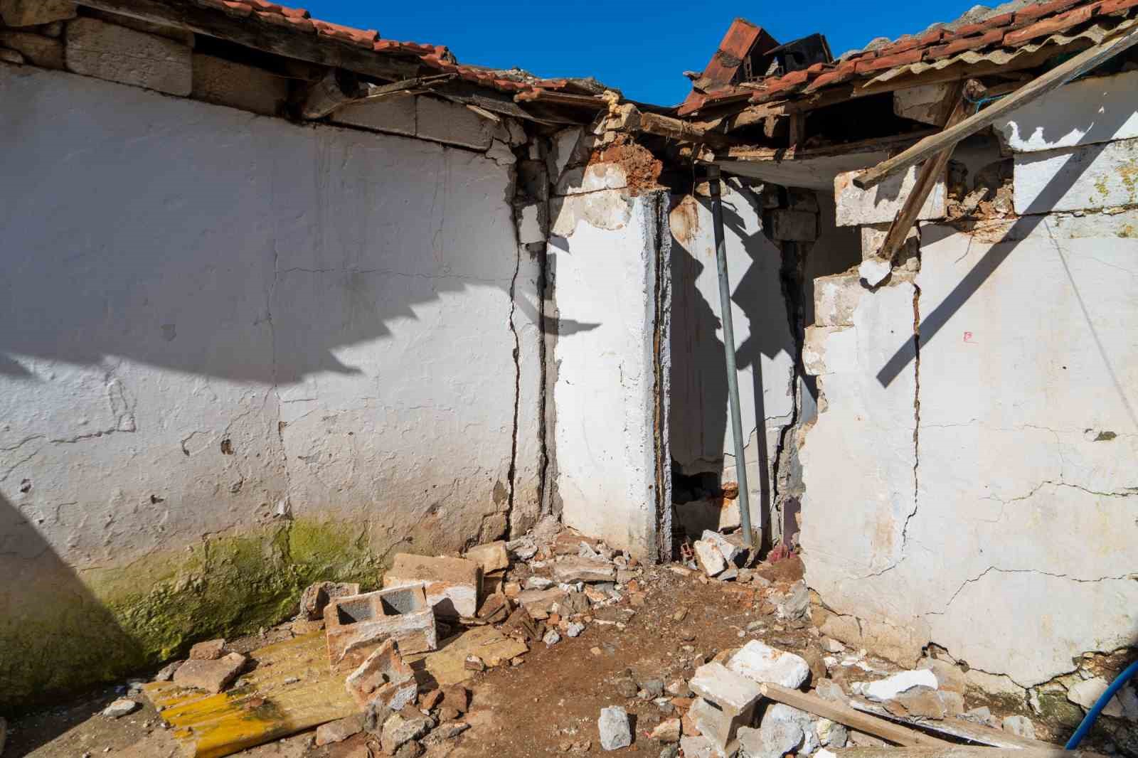golmarmarada heyelan 7 ev kullanilamaz hale geldi 5 vCankOjT