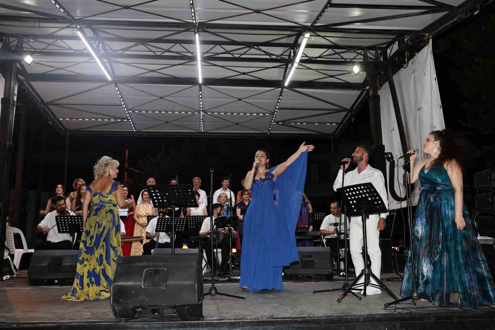 Gölyazı’da Sezen Aksu gecesi 5 golyazida sezen aksu gecesi 1 LBzRk41V