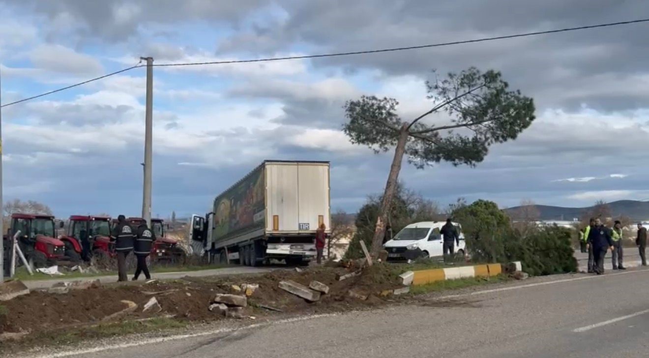 gonen bandirma yolunda kontrolden cikan tir sarampole savruldu 2 JJM8sa4l