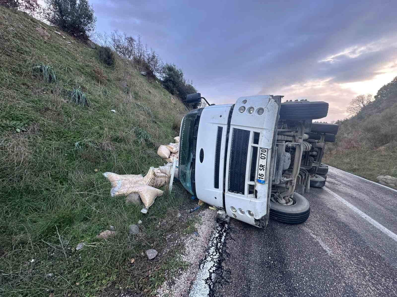 gonen denizkent yolunda kamyon devrildi 2