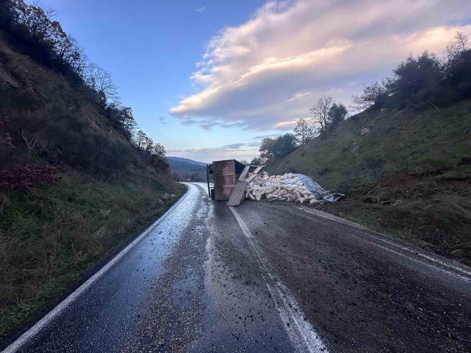 gonen denizkent yolunda kamyon devrildi 3 XKXwz7B3