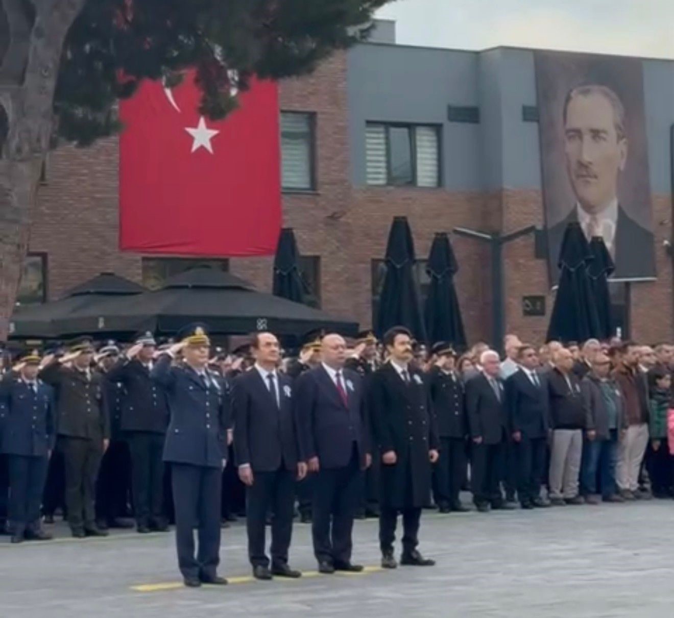 Gönen’de 10 Kasım’da siren krizi: "Bu ne saygısızlık" tepkileri yükseldi 4 gonende 10 kasimda siren krizi bu ne saygisizlik tepkileri yukseldi 0 UevK9fc4