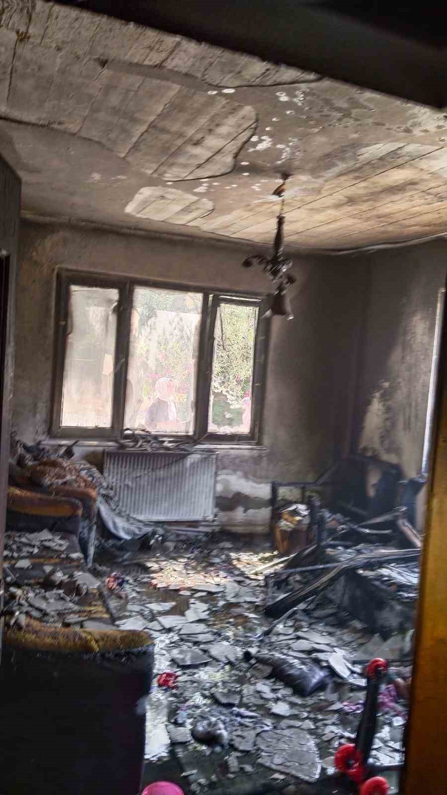 gonende bir evde cikan yangin hasara neden oldu 1 XRecSMeI