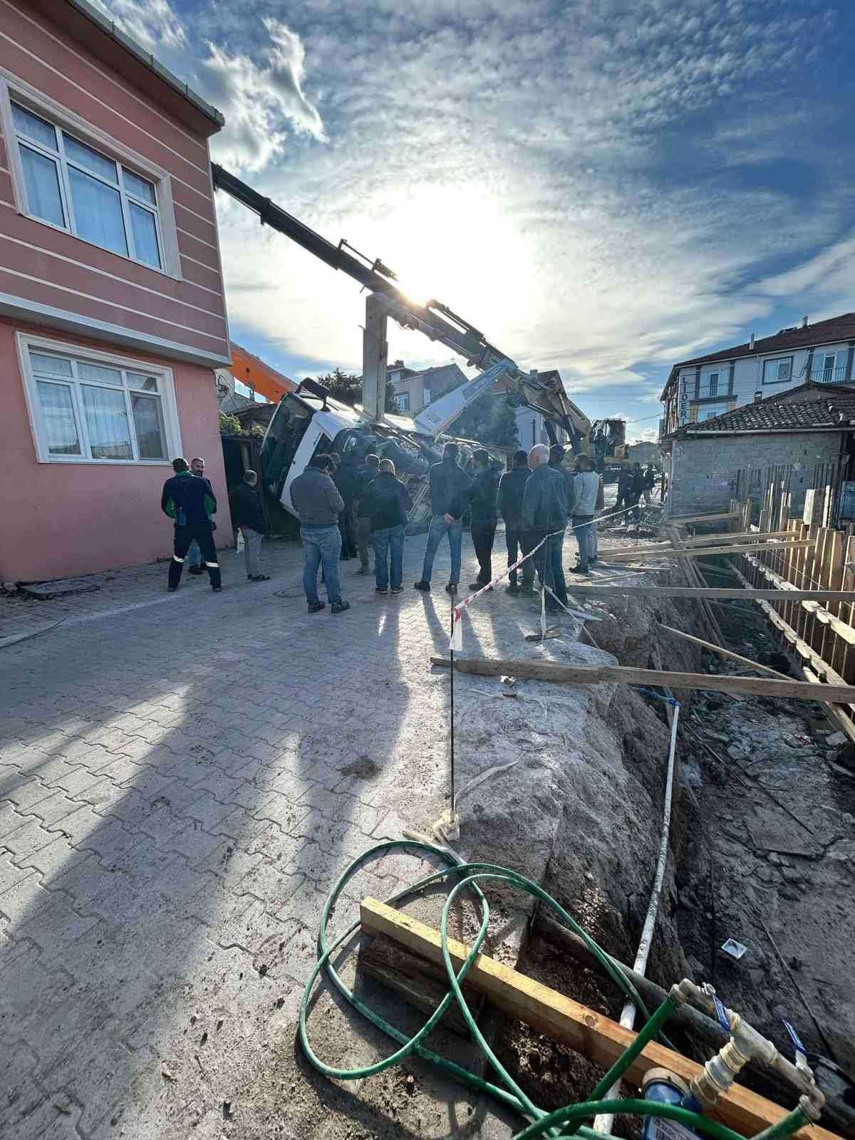 gonende calisma halindeki beton mikseri yan yatti 0 23vwaMtv