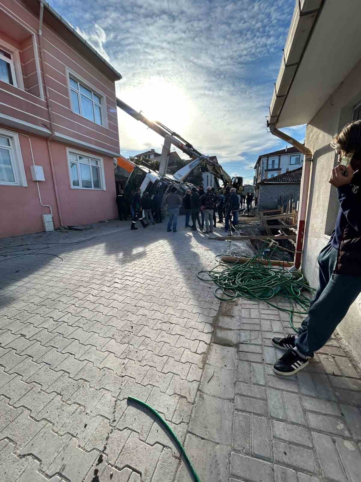 gonende calisma halindeki beton mikseri yan yatti 1 DrgqTv2n