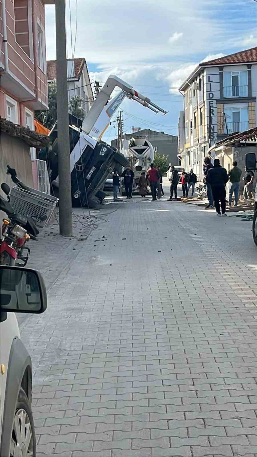 gonende calisma halindeki beton mikseri yan yatti 2