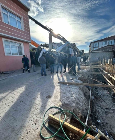 gonende-calisma-halindeki-beton-mikseri-yan-yatti-ZsQnRLUB.jpg