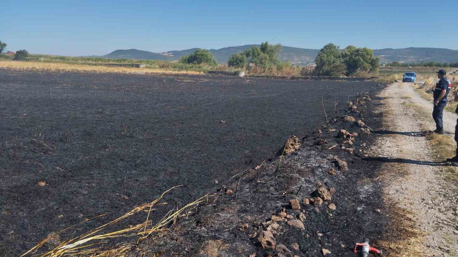 Gönen’de ekili buğday tarlasında korkutan yangın 6 gonende ekili bugday tarlasinda korkutan yangin 2 Ae95TIkh