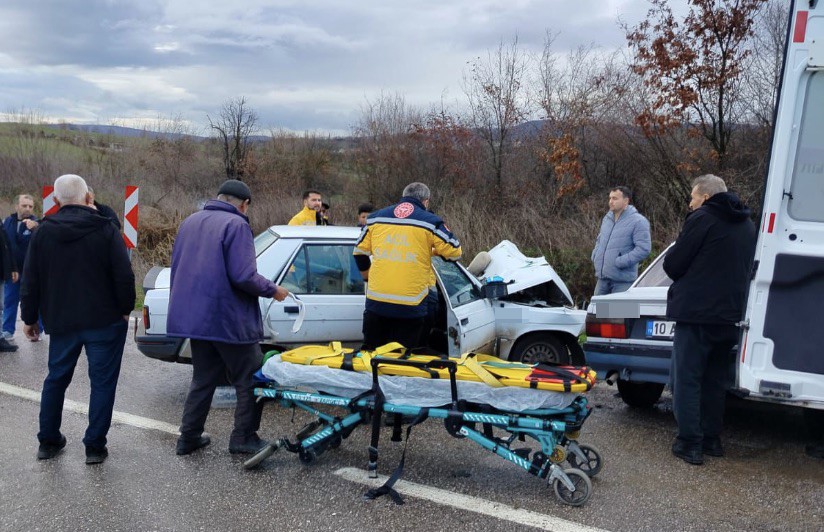 gonende iki otomobil carpisti 6 yarali 0