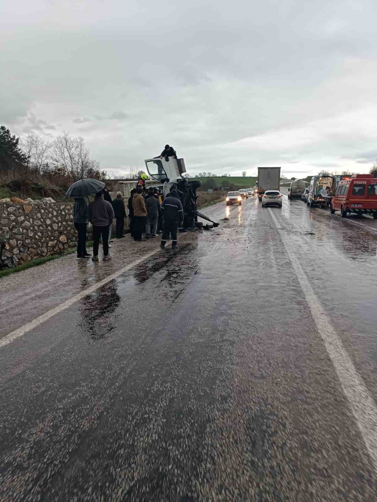 gonende kamyon devrildi 1 yarali 0 iOfSPtQi