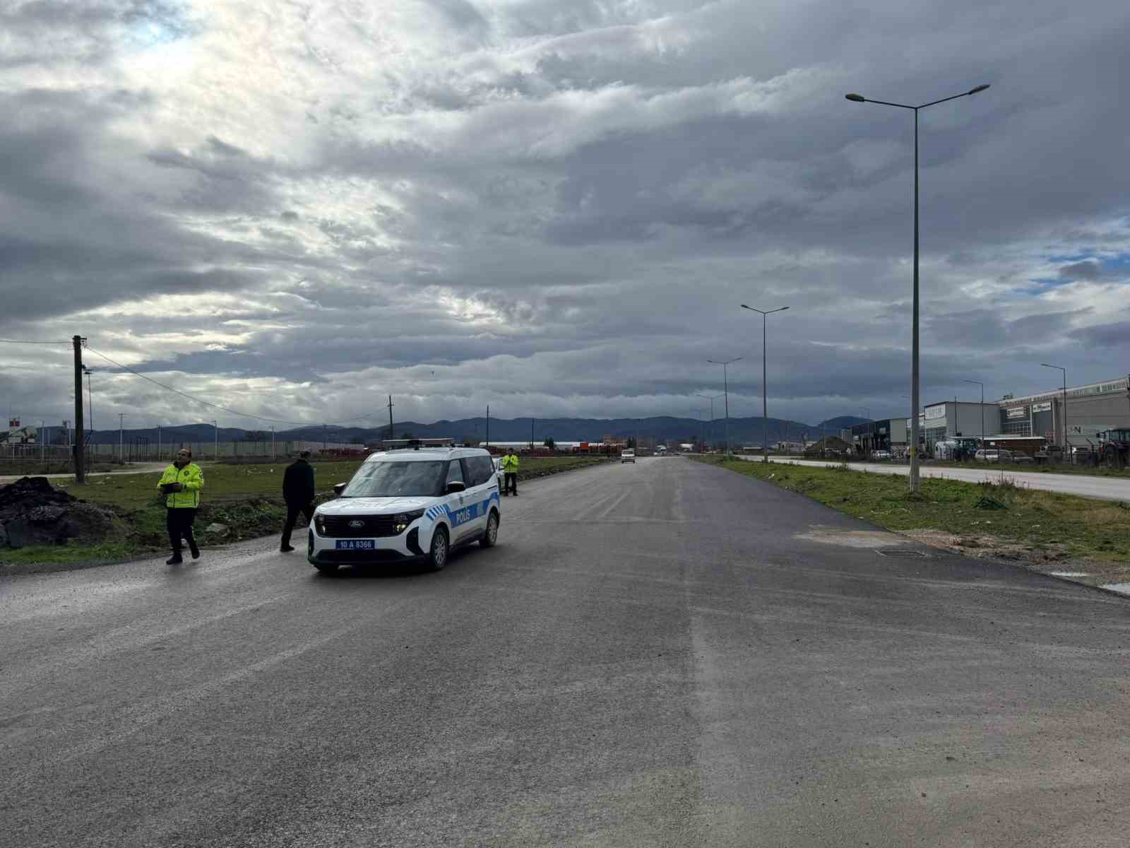 gonende kamyonet ile motosiklet carpisti 1 yarali 2 iERhXzX7