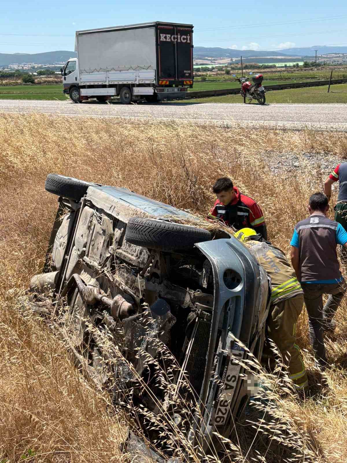 gonende kontrolden cikan otomobil refuje devrildi 3 VAk3mnjL