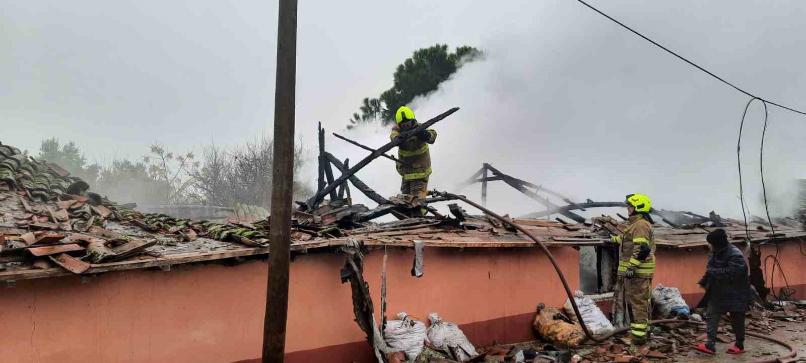 gonende mustakil ev yanginda kullanilamaz hale geldi 0 bWI4ZMjd