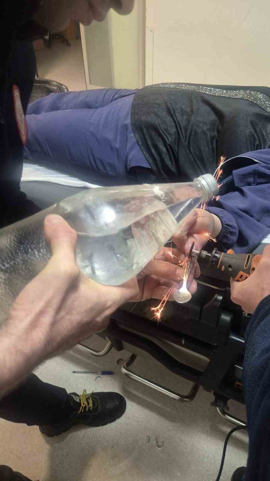 gonende parmaga sikisan yuzuk itfaiye tarafindan kesildi 0 frGFluGj