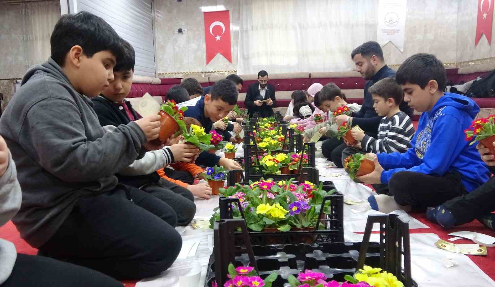 Gönüllere dokunan imam: Çocuklarla hazırladıkları çiçeklerle herkesi camiye davet ediyor 4 gonullere dokunan imam cocuklarla hazirladiklari ciceklerle herkesi camiye davet ediyor 0 ZUlciZbt