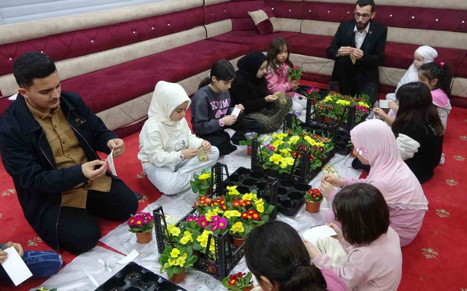 Gönüllere dokunan imam: Çocuklarla hazırladıkları çiçeklerle herkesi camiye davet ediyor 5 gonullere dokunan imam cocuklarla hazirladiklari ciceklerle herkesi camiye davet ediyor 1 p1kqFSWl