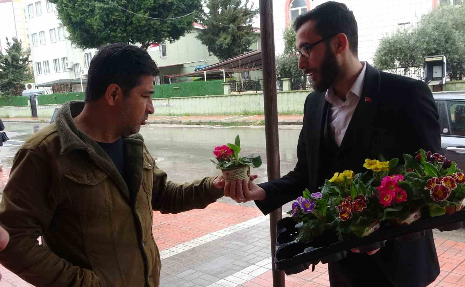 Gönüllere dokunan imam: Çocuklarla hazırladıkları çiçeklerle herkesi camiye davet ediyor 6 gonullere dokunan imam cocuklarla hazirladiklari ciceklerle herkesi camiye davet ediyor 2 5OmpAHtr