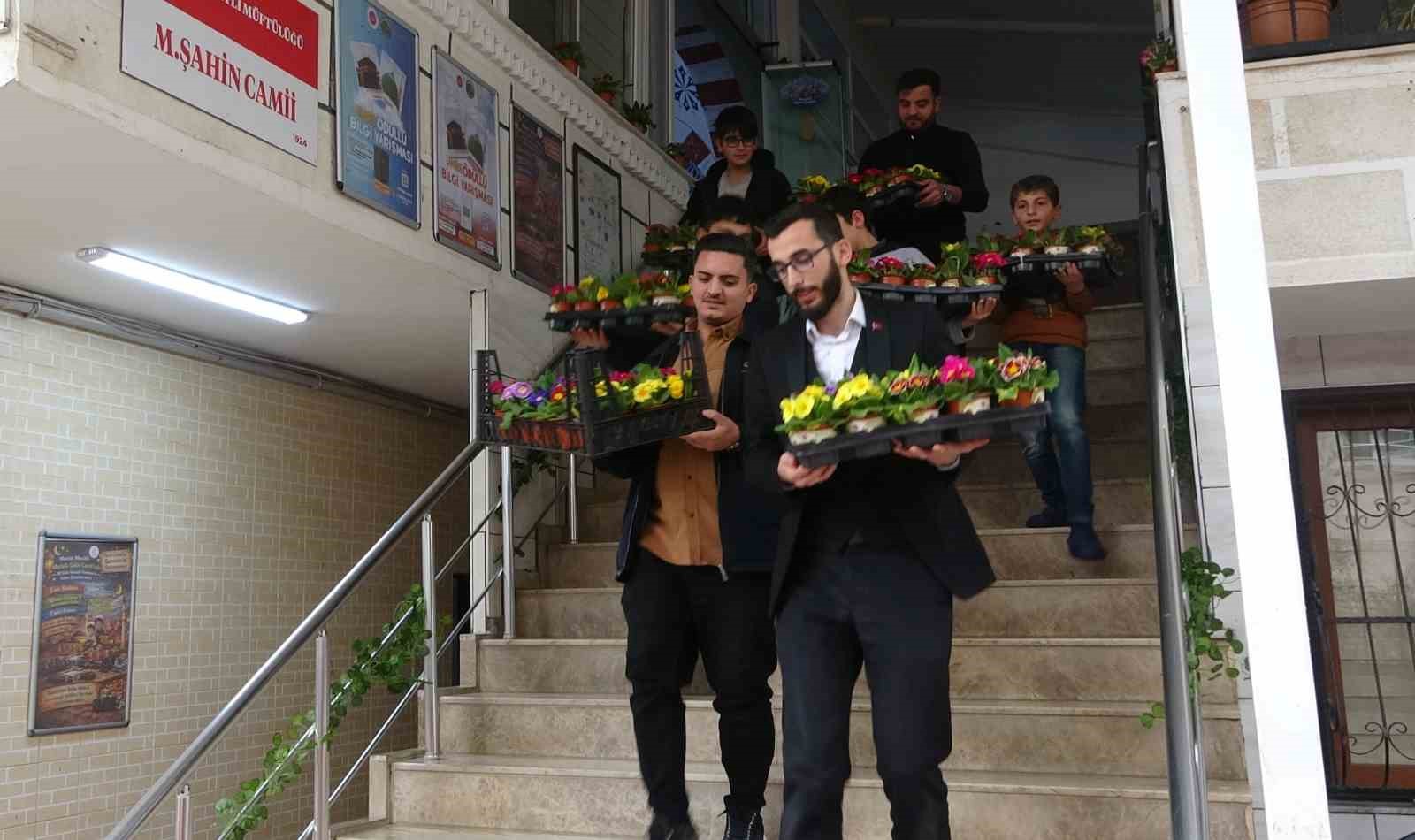 Gönüllere dokunan imam: Çocuklarla hazırladıkları çiçeklerle herkesi camiye davet ediyor 7 gonullere dokunan imam cocuklarla hazirladiklari ciceklerle herkesi camiye davet ediyor 3 BVrB7KYj