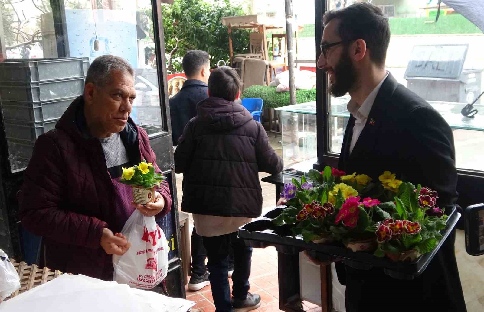 Gönüllere dokunan imam: Çocuklarla hazırladıkları çiçeklerle herkesi camiye davet ediyor 8 gonullere dokunan imam cocuklarla hazirladiklari ciceklerle herkesi camiye davet ediyor 4 dre8peBF